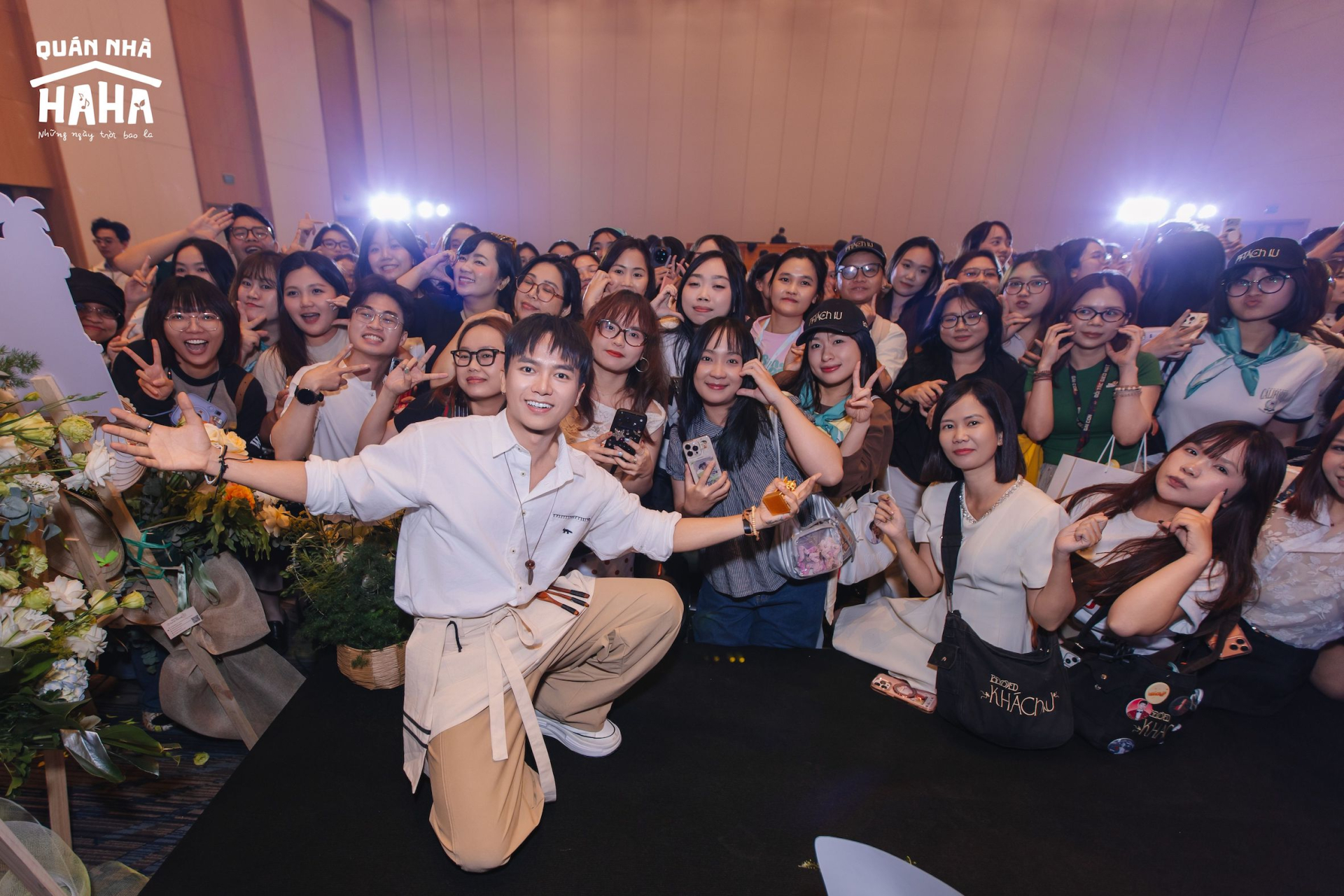 Ca sĩ Bùi Công Nam cùng các fan hâm mộ tại buổi ra mắt
