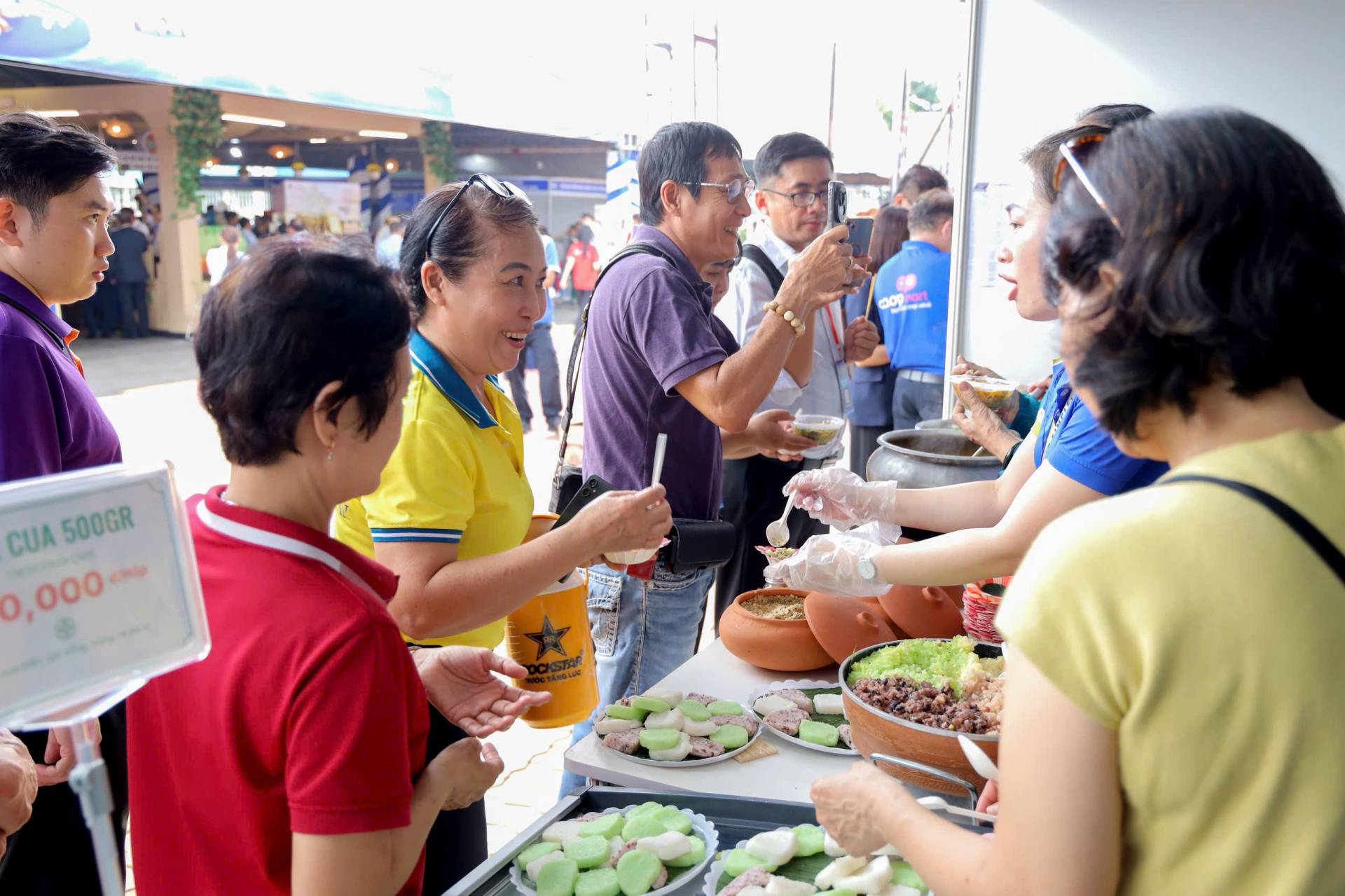 Nhiều khách tham quan thưởng thức món ăn