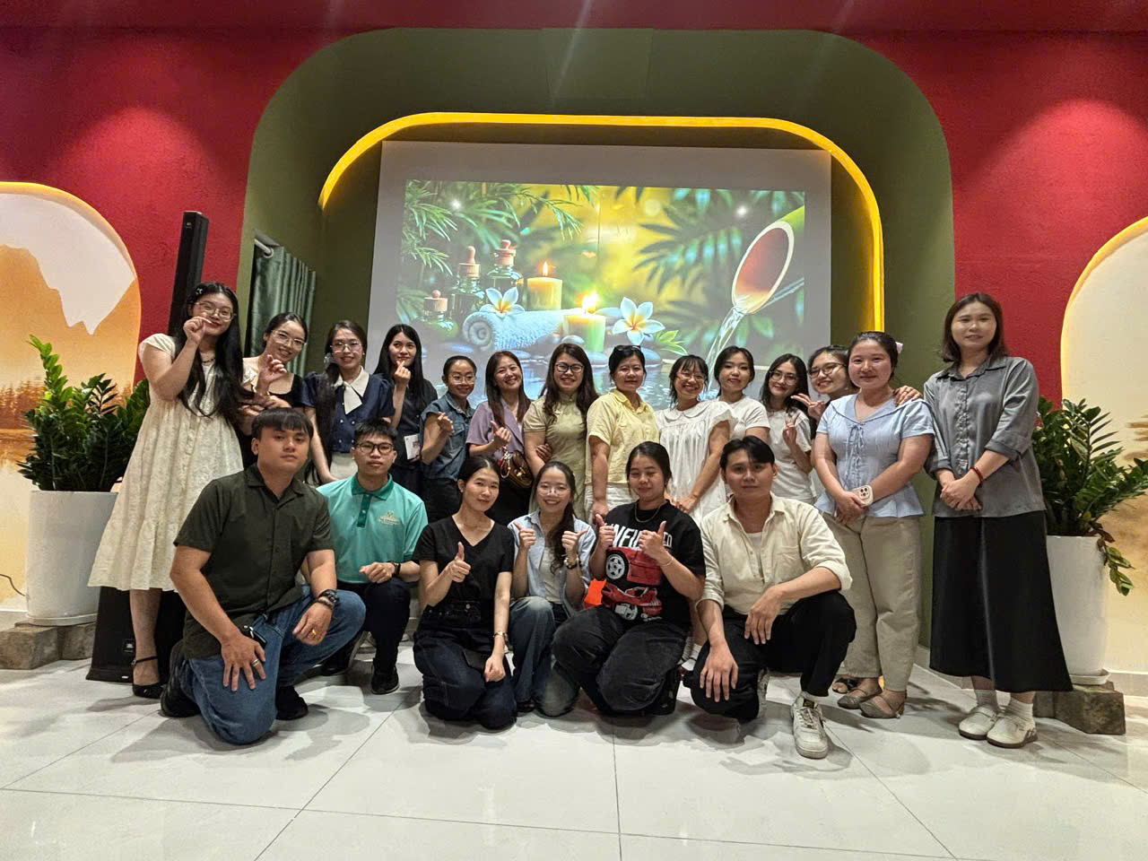 Các thành viên The Dragon sinh hoạt đào tạo nội bộ