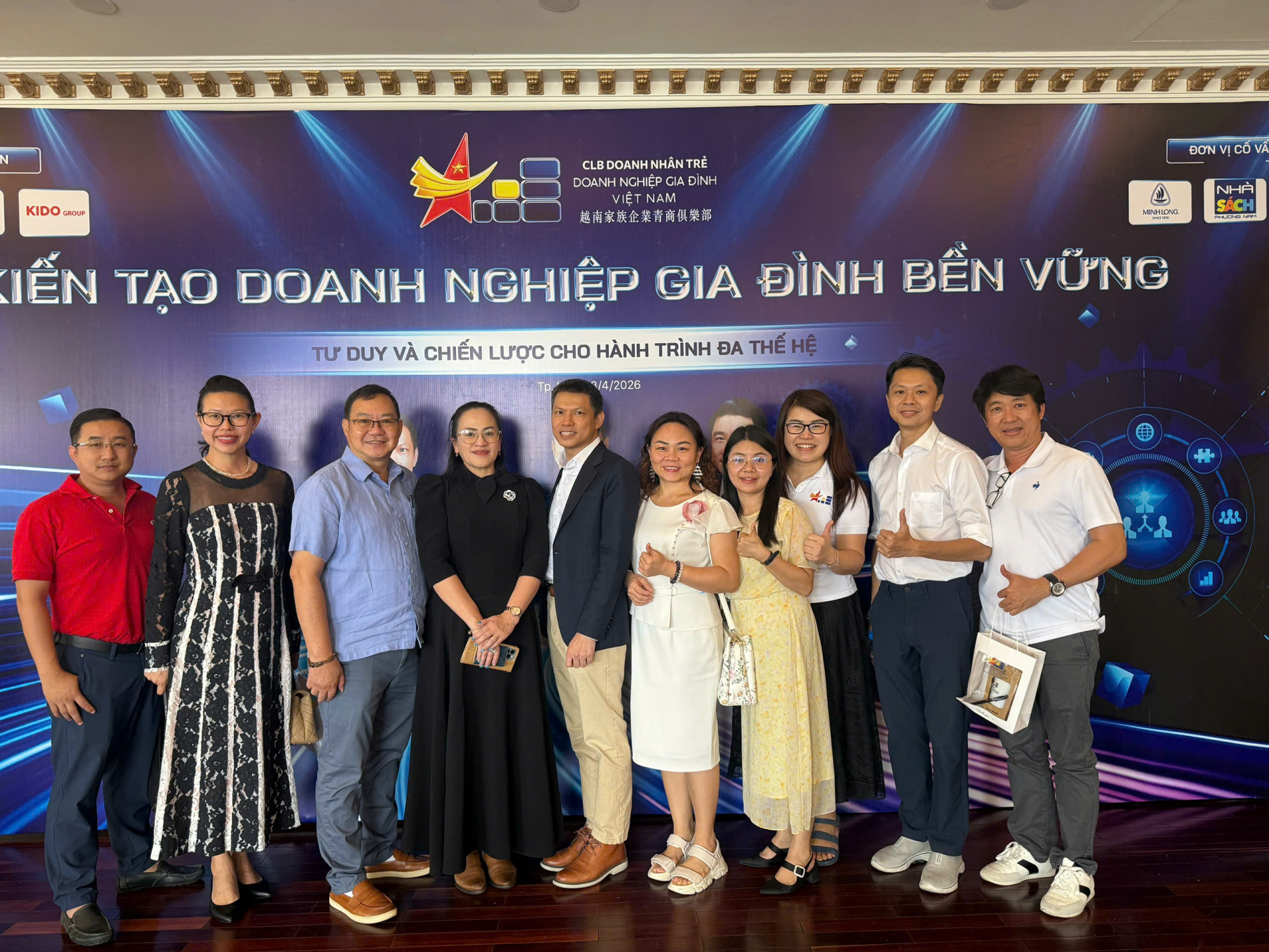 Doanh nhân Lý Kim Thy cùng các thành viên CLB DNT Doanh nghiệp gia đình Việt Nam tại buối sinh hoạt chung
