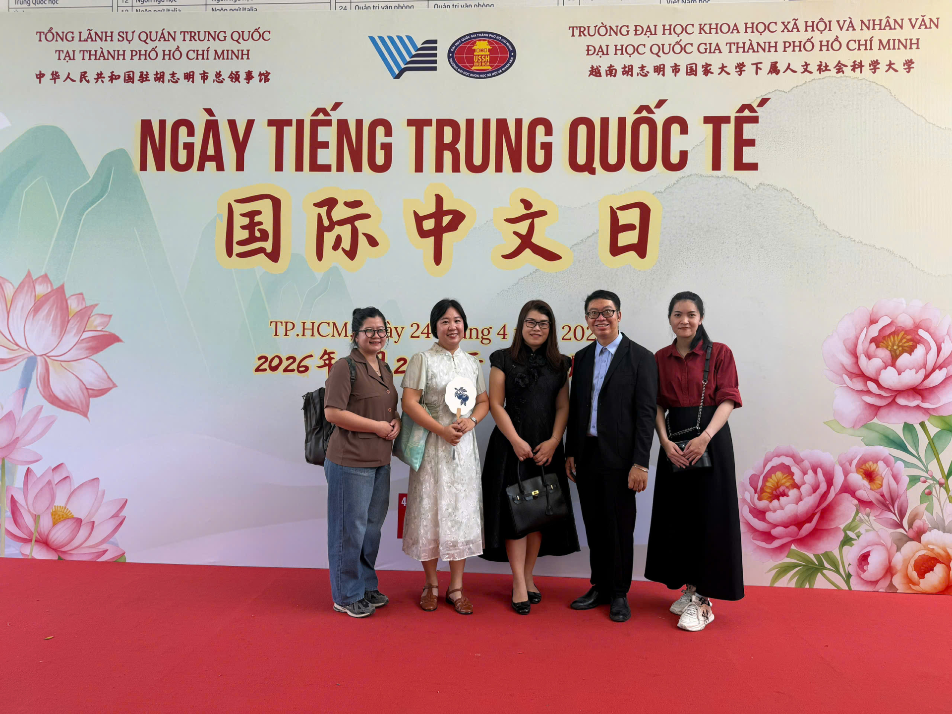 Lý Kim Thy ( giữa) cùng các thành viên thăm các trung tâm hoa văn thành viên của Hội Bảo Trợ dạy môn hoa văn TP Hồ Chí Minh