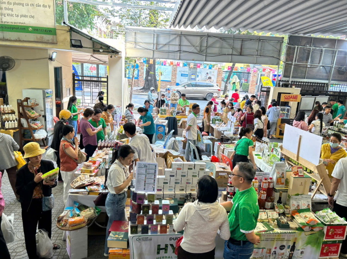 Phiên chợ là cơ hội rất nhiều tiêu dùng đã mua sắm dịp cuối năm. 