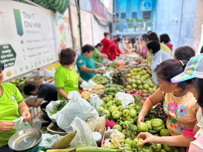 Một phiên chợ quê được tái hiện giữa lòng thành phố. Ảnh: Viên Trần. 