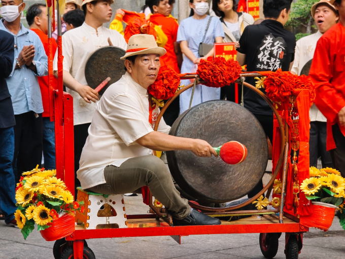 Đối với người Hoa Nam bộ, Tết nguyên tiêu không chỉ thuần túy là thú vui thưởng ngoạn mà còn mang ý nghĩa tâm linh, tưởng nhớ công ơn của tổ tiên, các bậc thần linh, cầu mong cho gia đình những điều tốt đẹp nhất. Ảnh: TUK