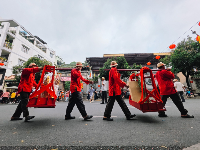 Đêm 15 tháng giêng còn được gọi là Nguyên dạ, người dân thường thức suốt đêm để cúng lễ nơi đền, miếu, dạo chơi ngoài đường. Ảnh: TUK