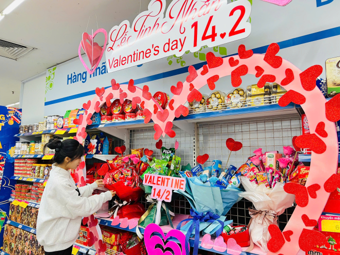 Thị trường Valentine đa dạng với nhiều loại quà. 