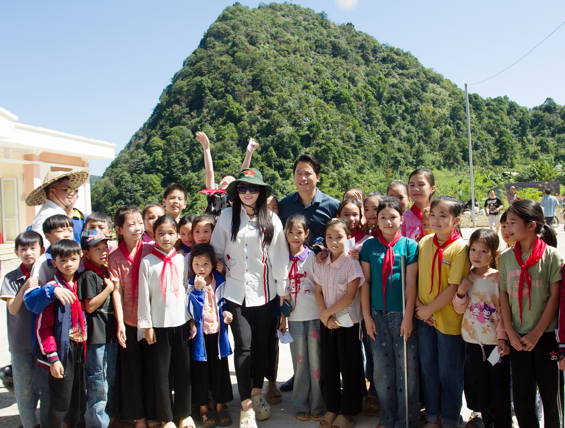 Nhiều mãnh đời khó khăn được vợ chồng nữ doanh nhân Phan Thị Mai và Hoàng Kim Khánh hỗ trợ. 