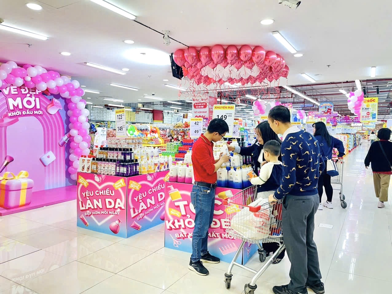 Khu vực quà tặng 8/3 được trang trí bắt mắt tại siêu thị WinMart