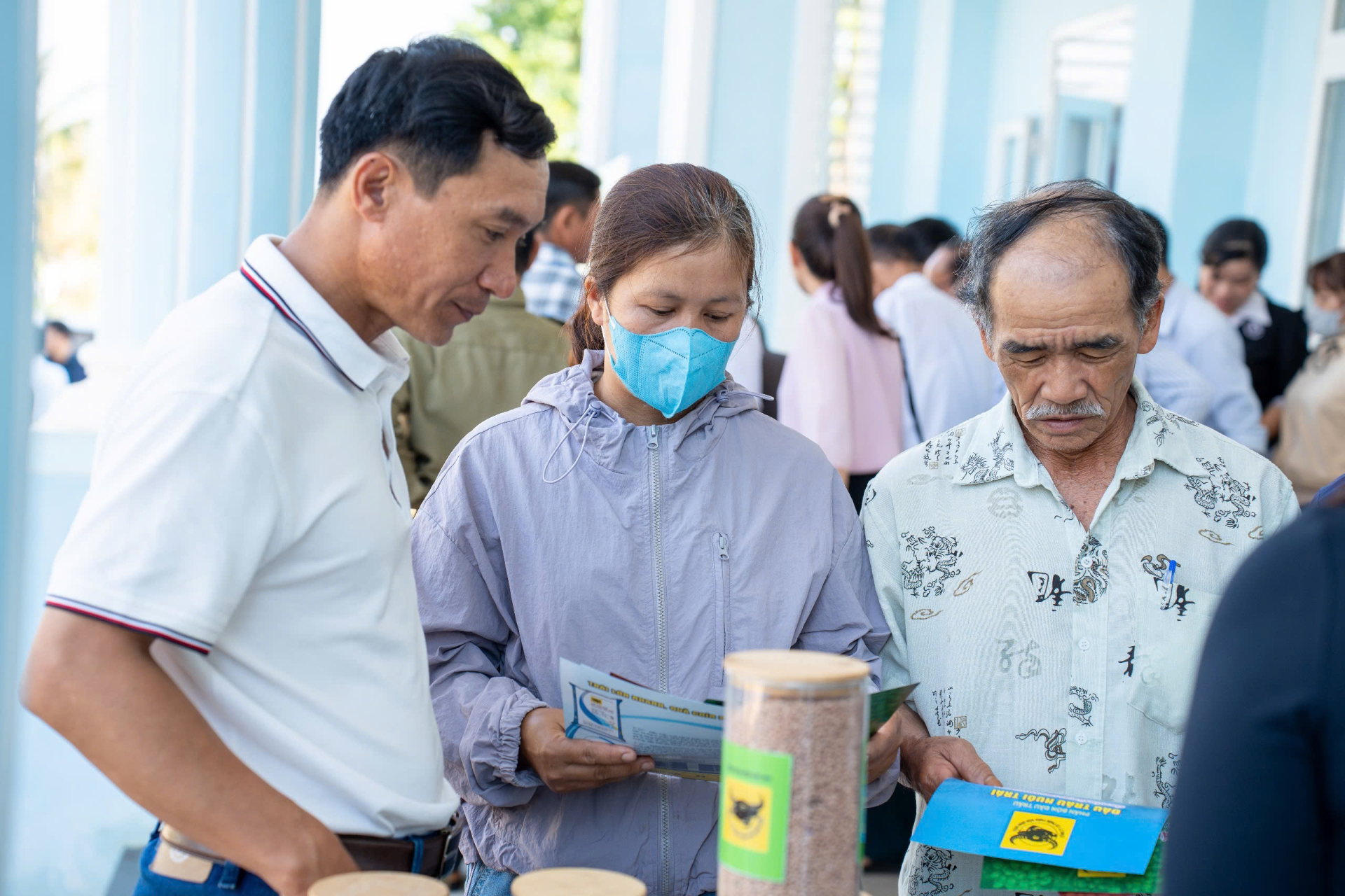 Bà con nông dân tìm hiểu về các sản phẩm phân bóncho cây cà phê. 