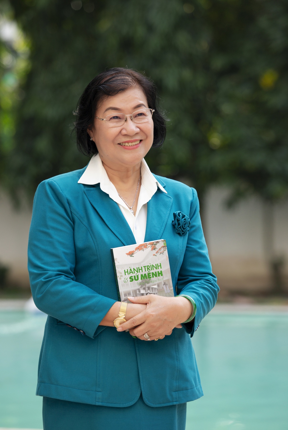 Bà Đặng Thị Ngọc Bích, hiện là Hiệu trưởng Trường Phan Chu Trinh, là một phụ nữ giàu tâm huyết với sự nghiệp “trồng người”