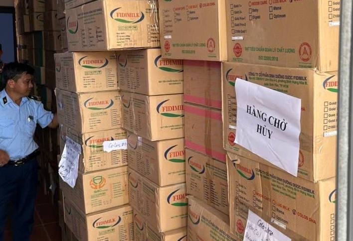 Tạm giữ gần 25 tấn sữa bột không rõ nguồn gốc trị giá hơn 3 tỉ đồng tại Long An.