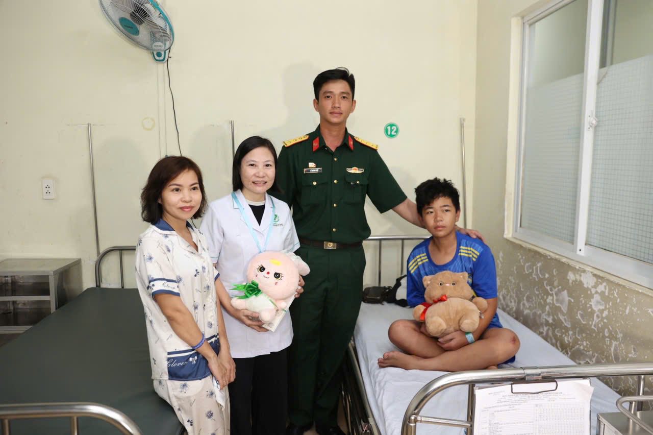 Tại buổi giao lưu Thượng úy Lê Hoàng Hiệp nhắn gởi đến các bạn trẻ hãy yêu quê hương đất nước bằng cả con tim và lí trí tránh bị kẻ xấu lợi dụng. 