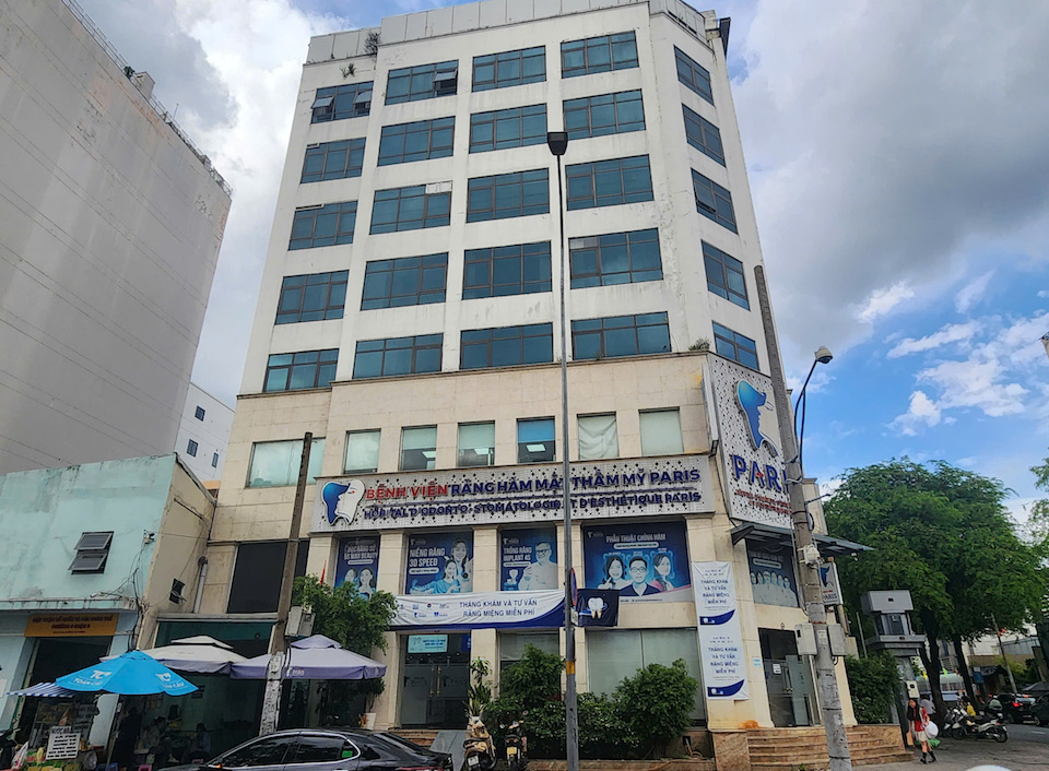 Bệnh viện Răng hàm mặt thẩm mỹ Paris số 84A Bà Huyện Thanh Quan, phường 9, quận 3, TP.HCM) nơi xảy ra ca tử vong. 