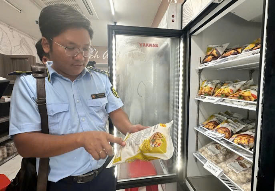 Cơ quan chức năng tỉnh Sóc Trăng kiểm tra sản phẩm của Công ty Cổ phần Chăn nuôi C.P. Việt Nam