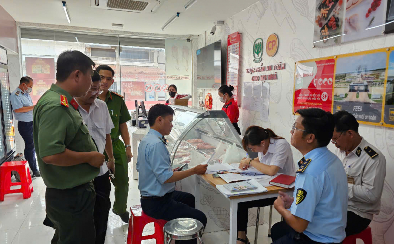 Đoàn kiểm tra làm việc tại cơ sở bị tố bán thịt heo bệnh ra thị trường. 