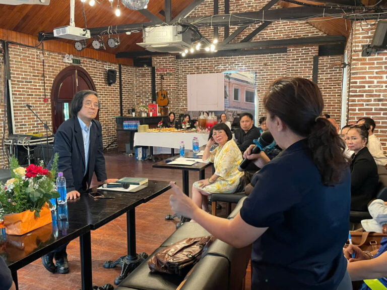 Các doanh nghiệp đặt câu hỏi cho GS Trần Văn Thọ.