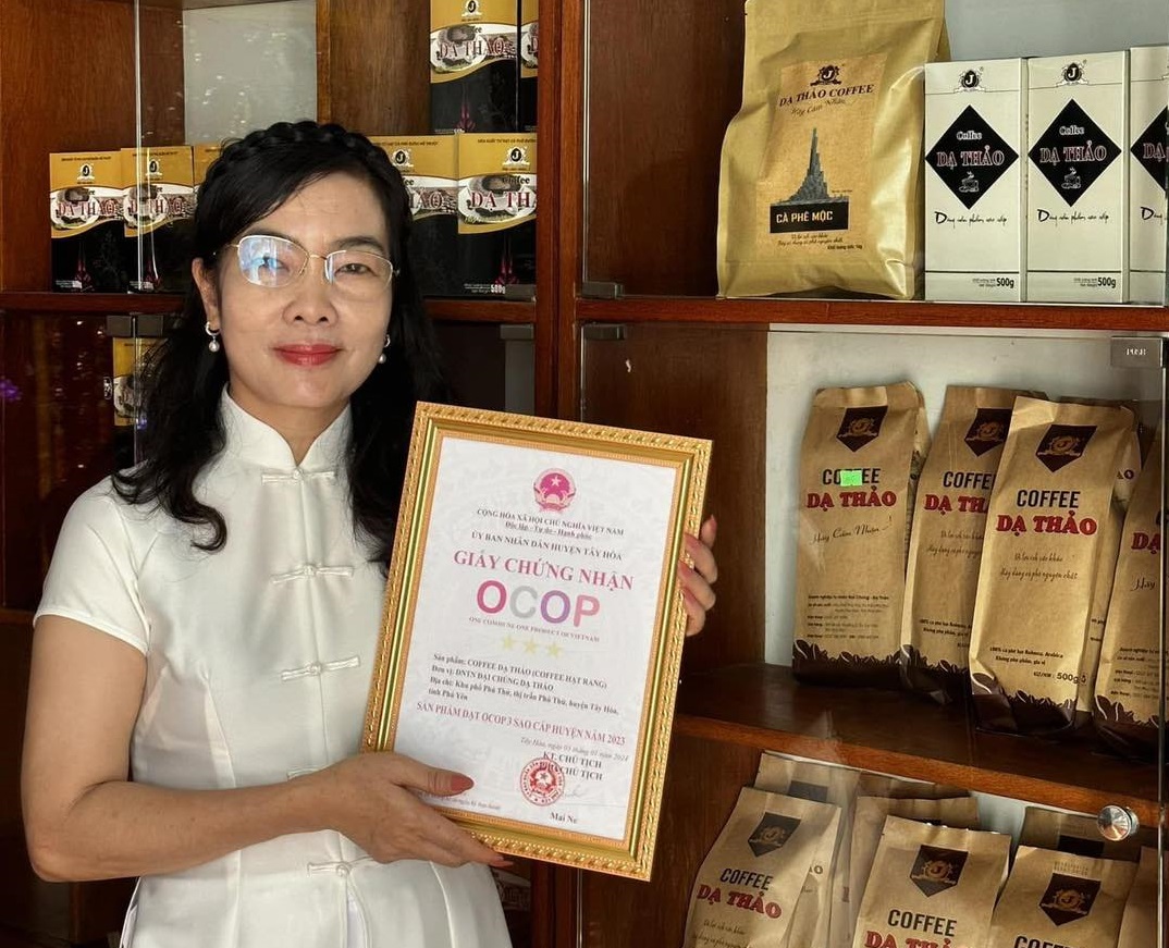 bà Đặng Thị Hòa Hiệp và sản phẩm cà phê Dạ Thảo từng đạt OCOP.