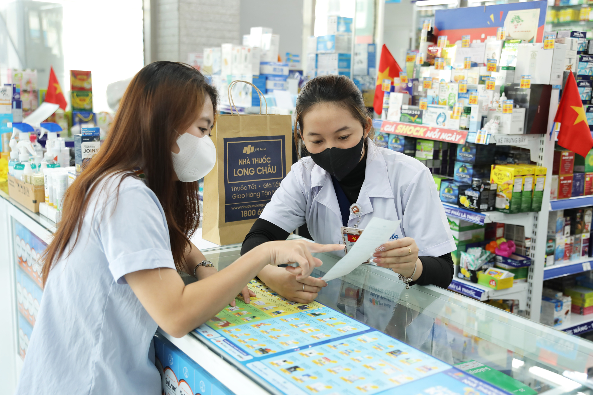 Nhờ thế mạnh về công nghệ từ tập đoàn FPT, người tiêu dùng có thể kiểm tra toàn bộ thông tin nguồn gốc của sản phẩm tại hệ thống nhà thuốc Long Châu. 