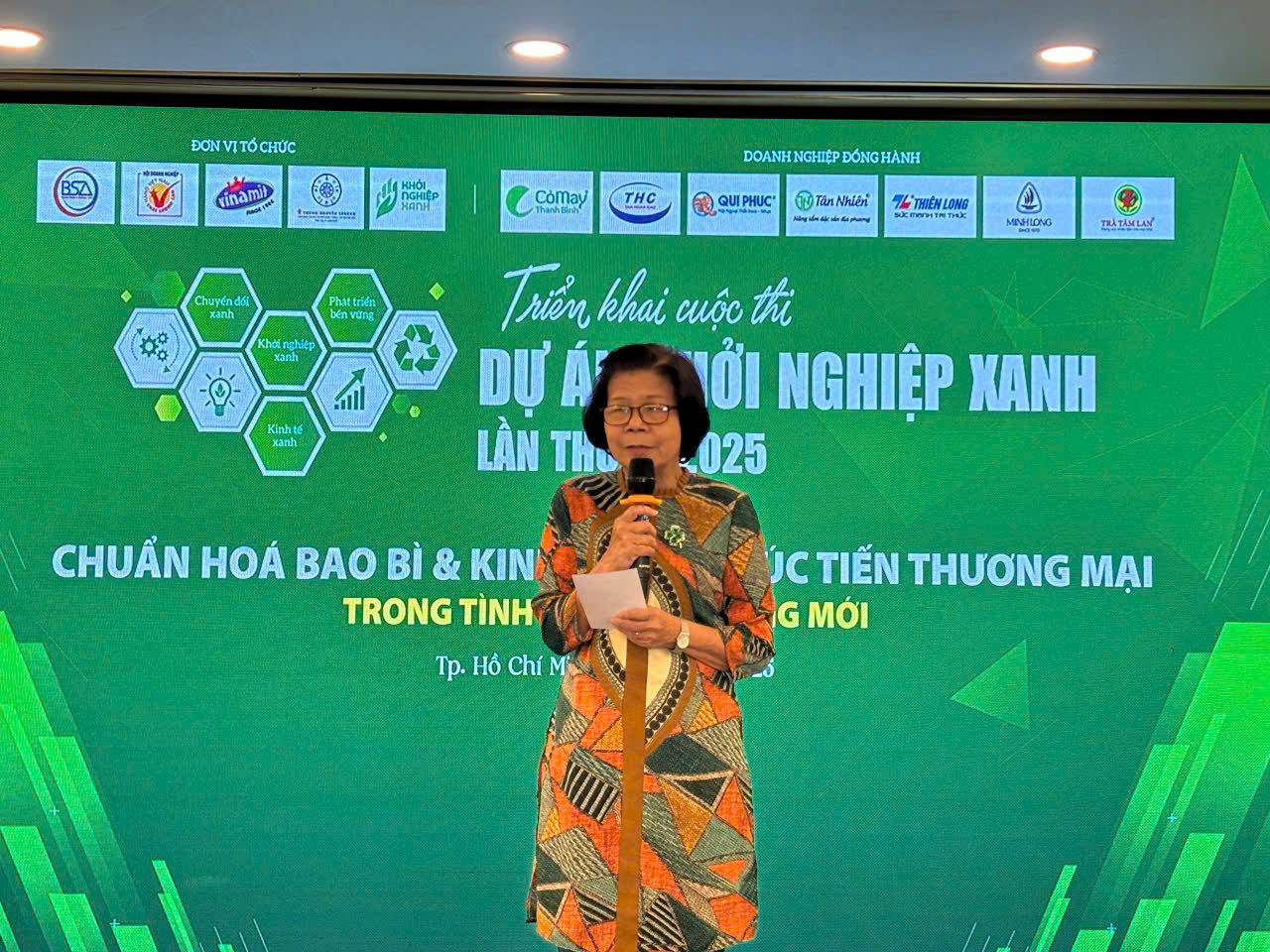 Bà Vũ Kim Hạnh – Chủ tịch Hội DN HVNCLC, Giám đốc Trung tâm BSA phát biểu tại cuộc thi. 