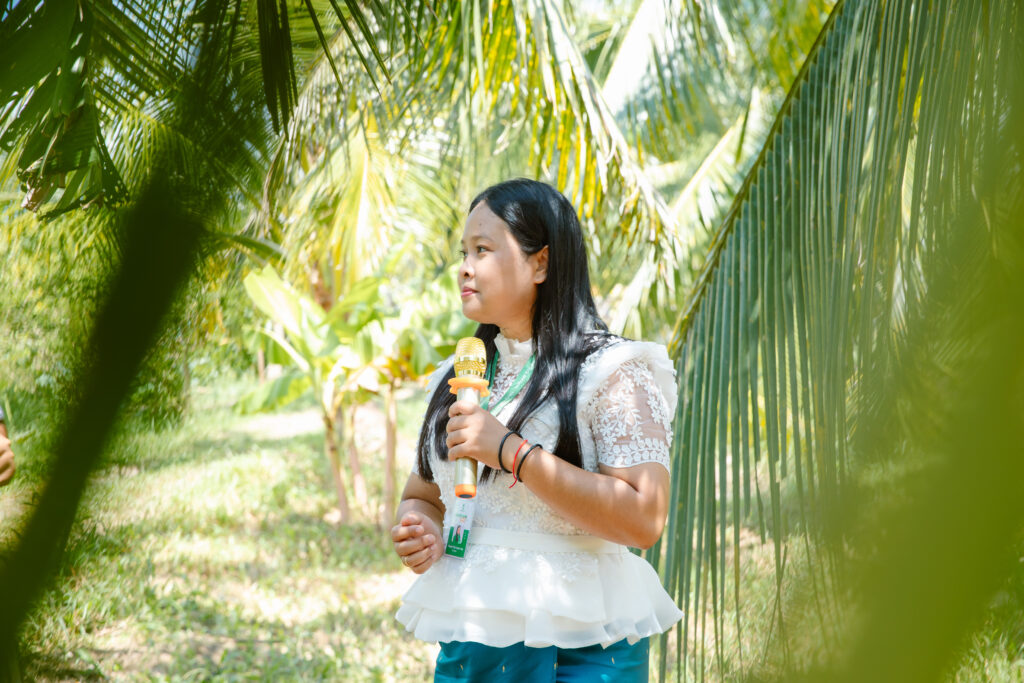 Thạch Thị Chal Thi, thạc sĩ công nghệ thực phẩm người Khmer, người sáng tạo nhiều sản phẩm từ mật hoa dừa. 