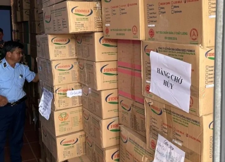Cơ quan chức năng thu giữ 25 tấn sữa không rõ nguồn gốc xuất xứ có bao bì tên Fidimilk.