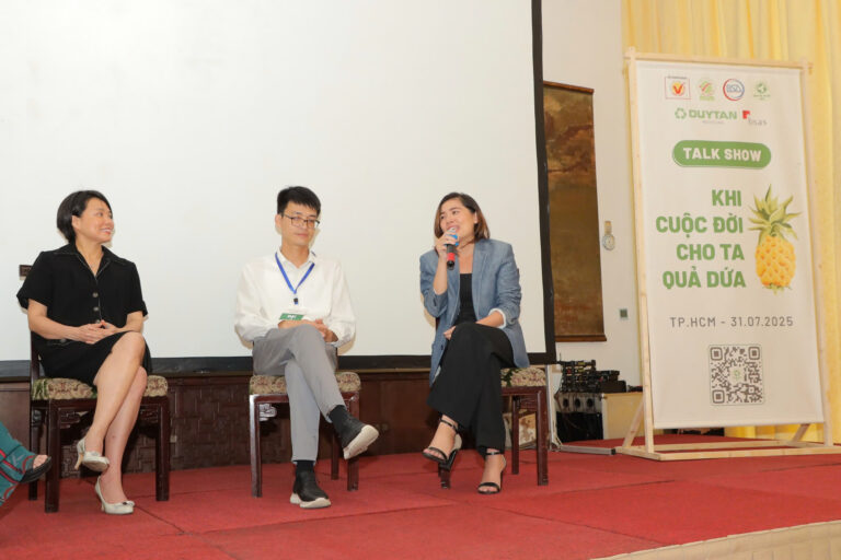 Bà Nguyễn Bích Diền – Phó TGĐ Công ty Cổ phần Kết nối Thời trang – Faslink (bìa phải).