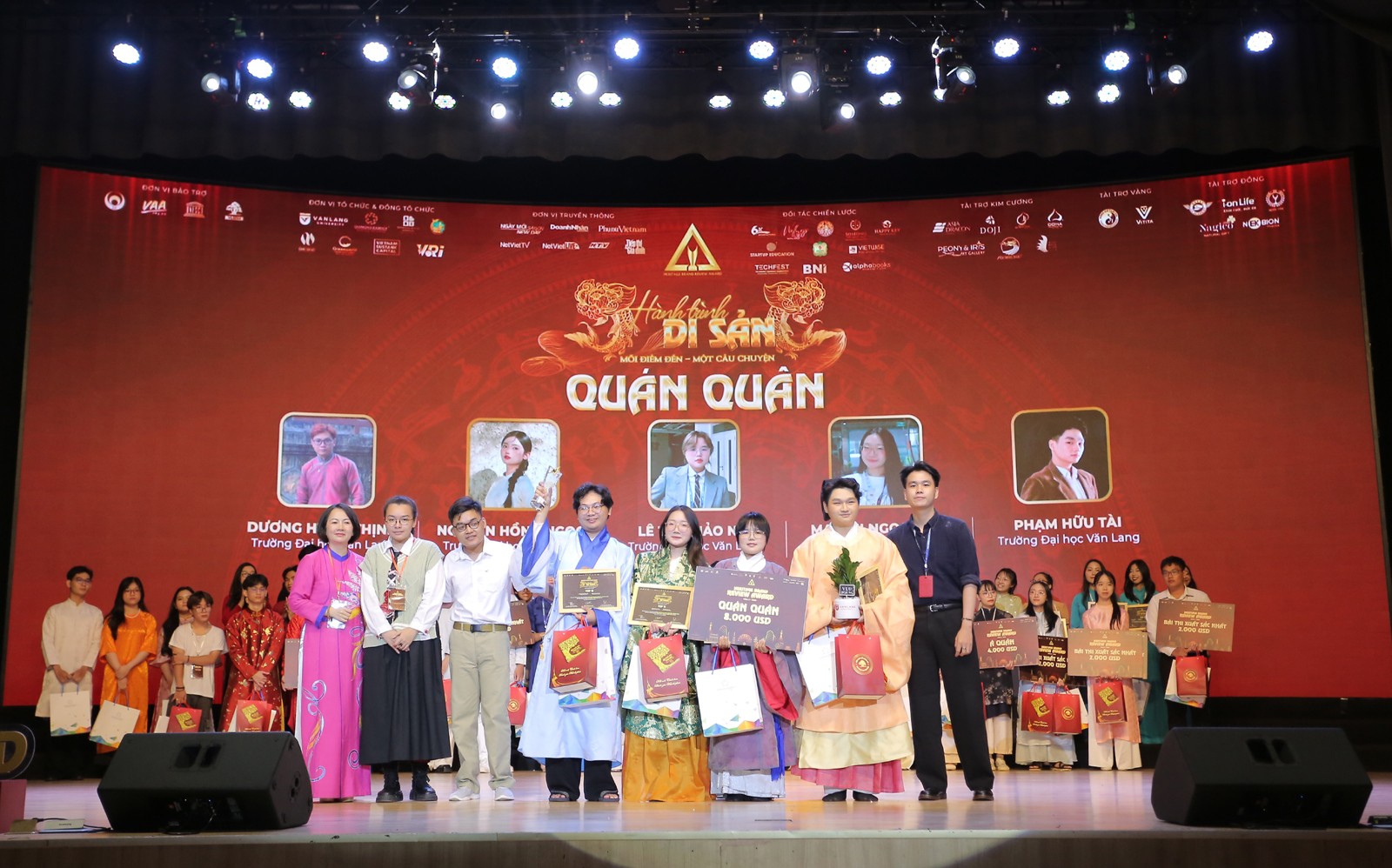 Tạp chí “Gói mây trong áo” của nhóm sinh viên ĐH Văn Lang đã vinh dự giành giải Quán quân Heritage Brand Review Award mùa 2.
