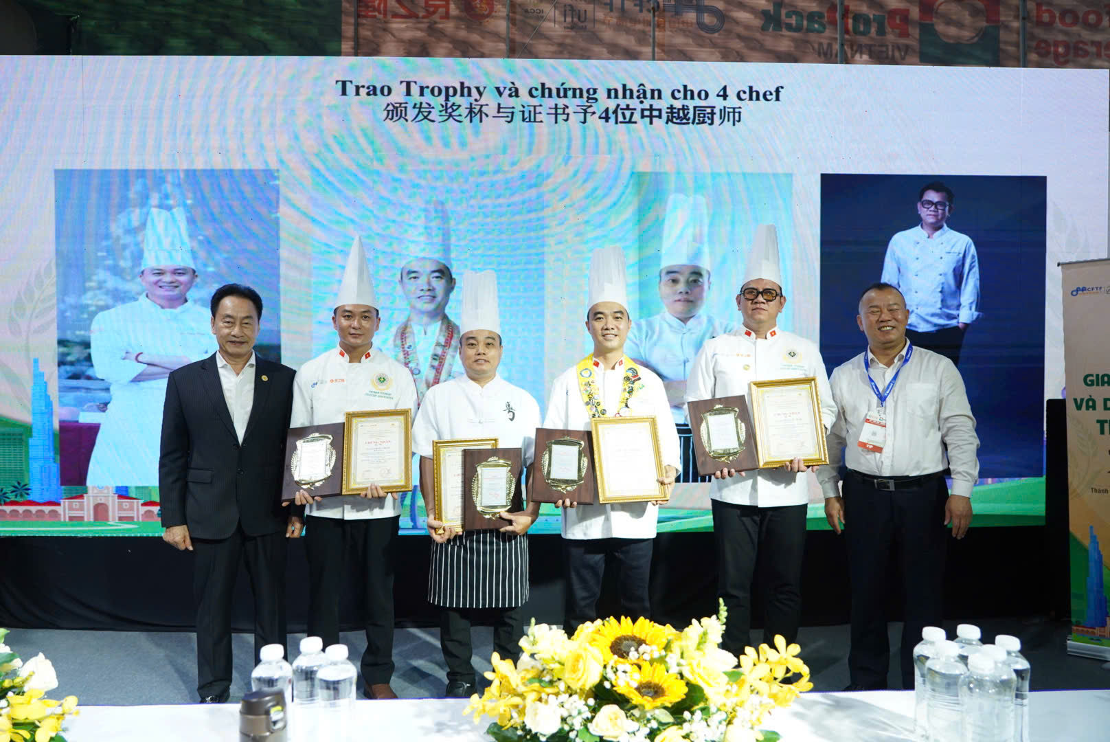 Trao tặng bằng khen và chứng nhận cho các đầu bếp trình diễn tại sự kiện. 