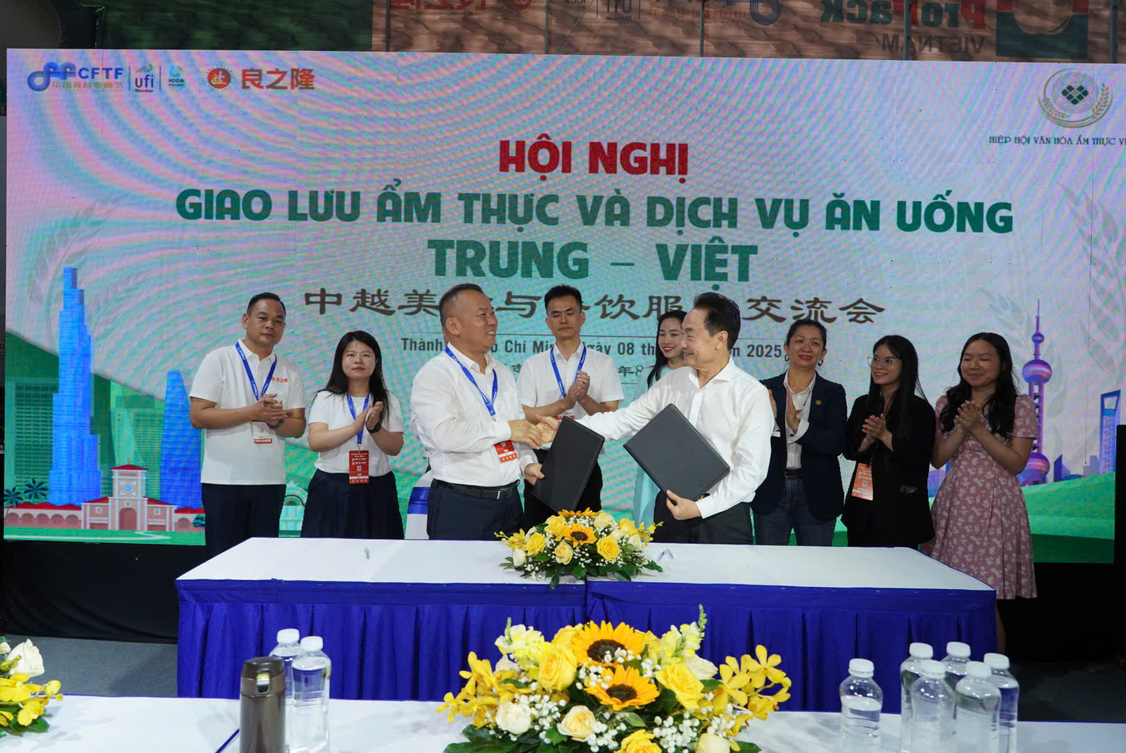Đại diện Hiệp hội Văn hóa Ẩm thực Việt Nam ký kết hợp tác chiến lược cùng đối tác Trung Quốc. 