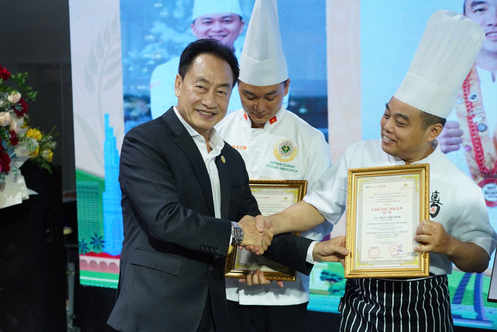Ông Lã Quốc Khánh trao chứng nhận cho đầu bếp Trung Quốc. 