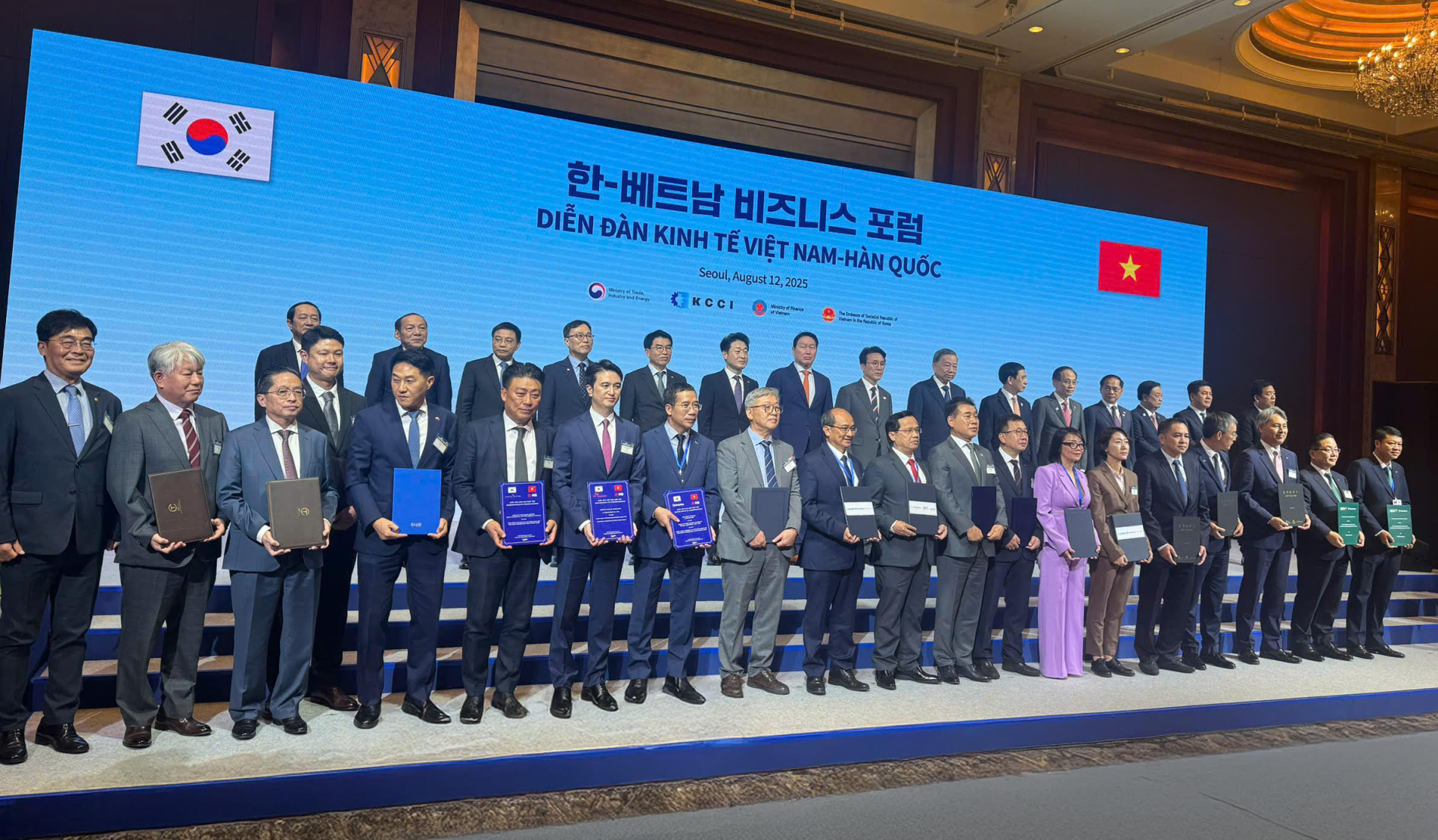 Thỏa thuận này ghi nhận trong khuôn khổ Diễn đàn Kinh tế Việt Nam – Hàn Quốc tổ chức tại Seoul, với sự chứng kiến của Tổng Bí thư Tô Lâm và Thủ tướng Hàn Quốc Kim Min Seok.