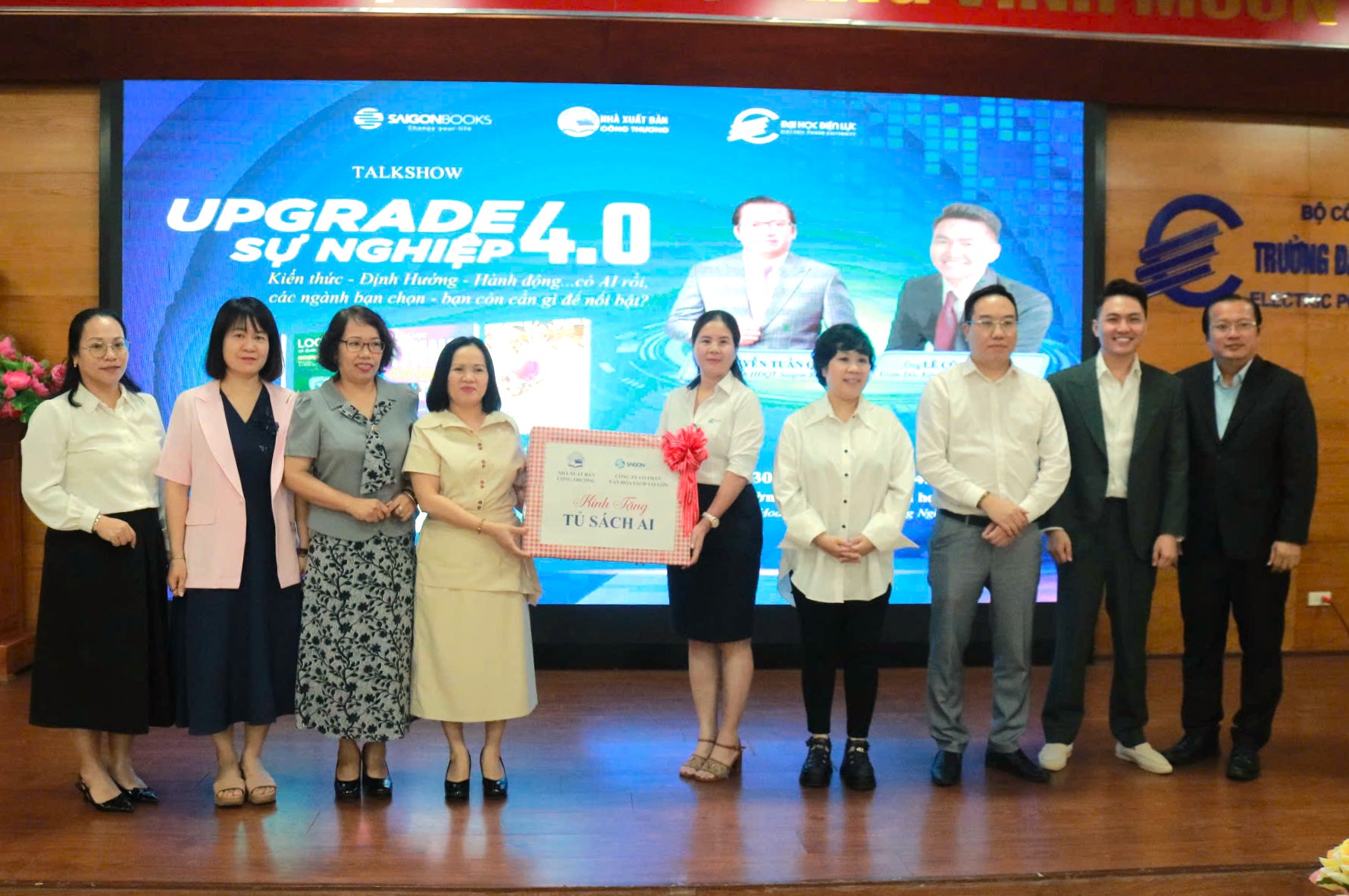 Saigon Books đã trao tặng “Tủ sách AI” cho Trường Đại học Điện lực.