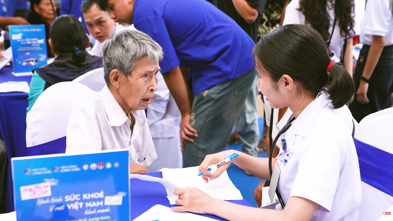 Bà con được thăm khám tận tình, nhận thuốc miễn phí và được hướng dẫn cách nhận biết, phòng ngừa bệnh để chăm sóc sức khỏe chủ động hơn.