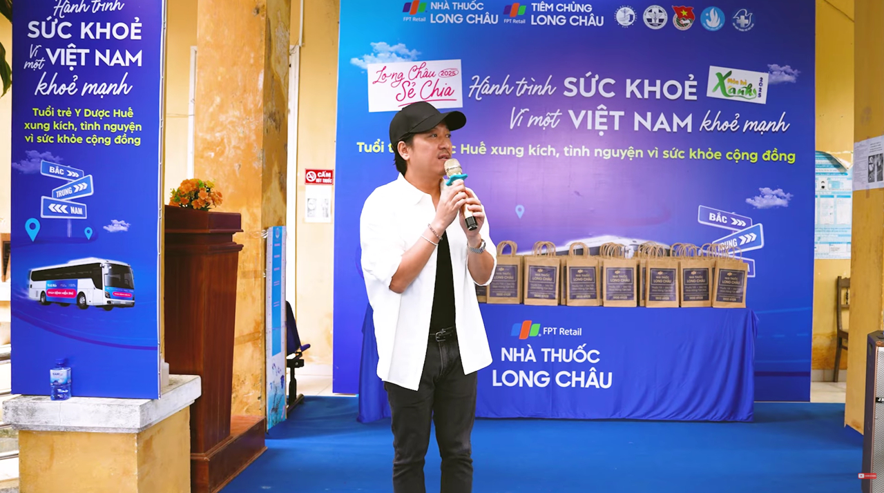 Nghệ sĩ Trường Giang đồng hành cùng Long Châu và chia sẻ trong buổi thăm khám bệnh cho bà con tại huyện A Lưới - Huế.