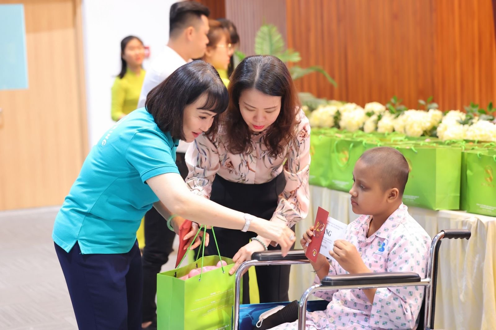 Không chỉ là doanh nhân thành đạt bà Huỳnh Bích Ngọc còn là người phụ nữ ấm áp với nhiều hoạt động từ nhiện hướng đến cộng đồng. 