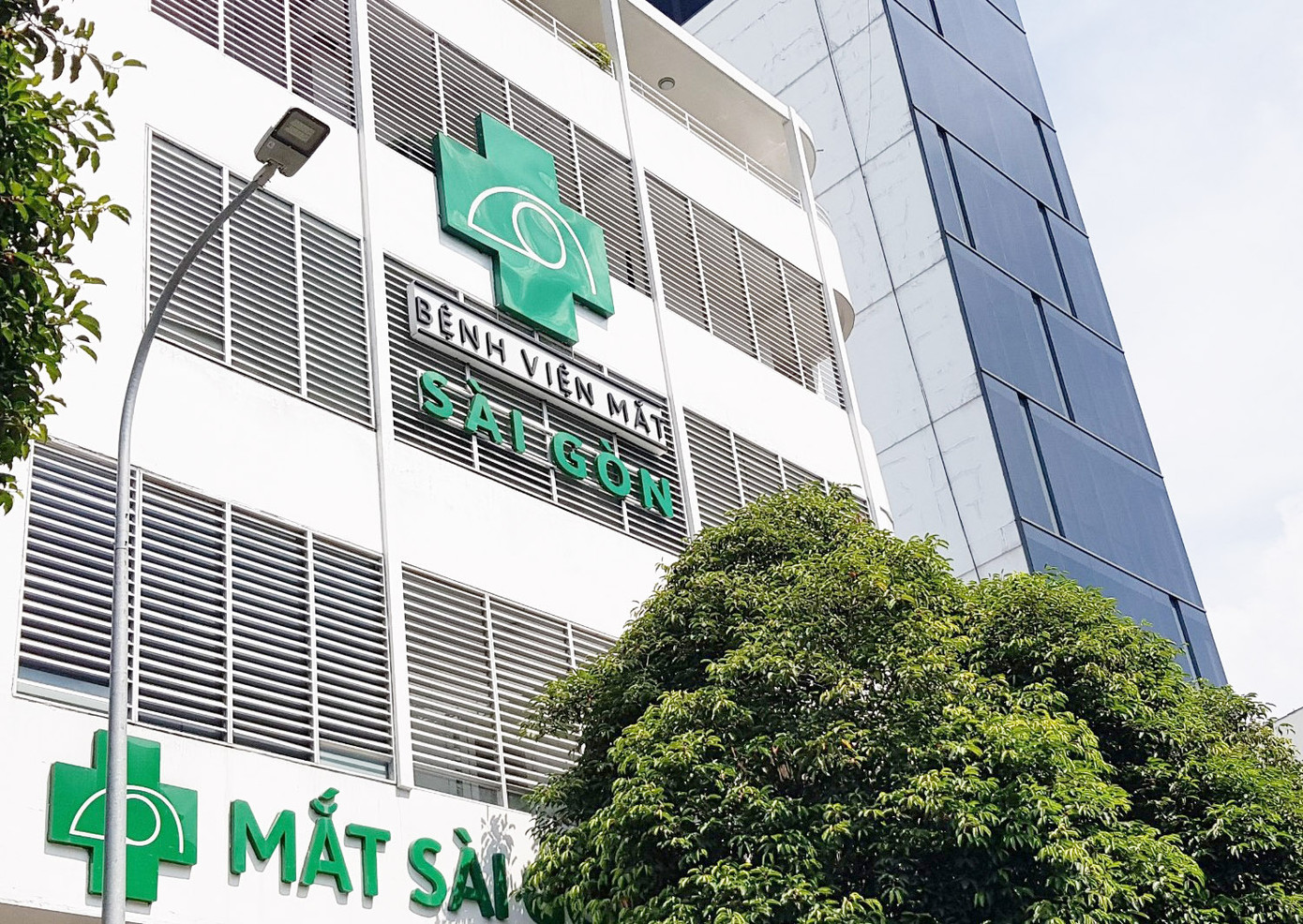 Bệnh viện Mắt Sài Gòn (số 98-100 Lê Thị Riêng, P. Bến Thành, Q.1, TP. Hồ Chí Minh) là nơi thực hiện phẫu thuật mắt cho bệnh nhân. 