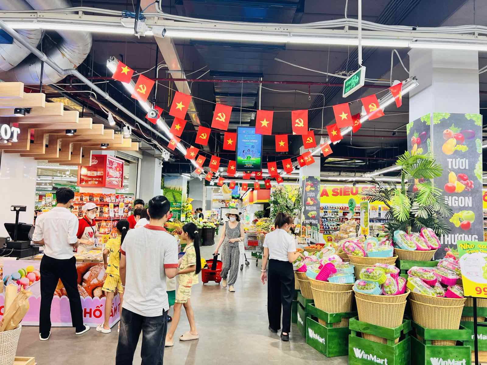 Khách mua sắm chuẩn bị cho dịp nghỉ lễ