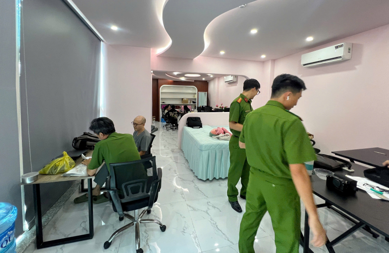 Công an khám xét địa chỉ hoạt động trái phép. 