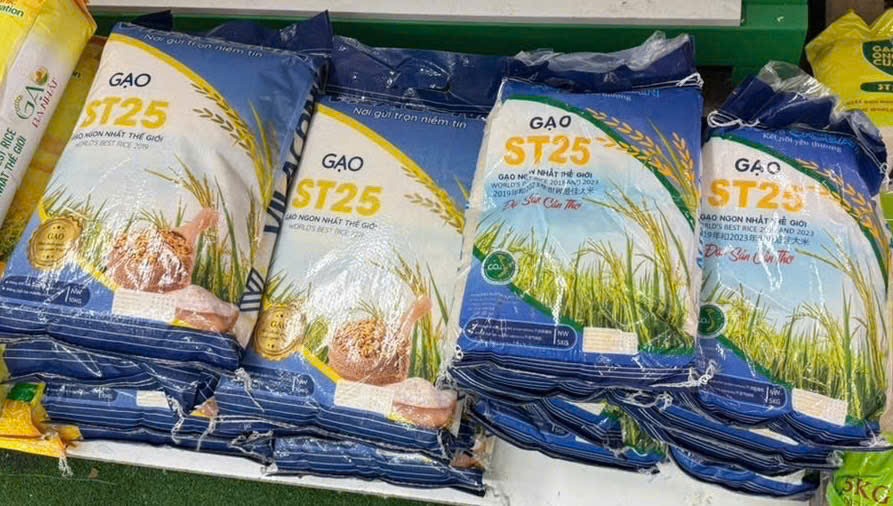 Sản phẩm gạo ST25 Vilaconic (bìa trái) và sản phẩm gạo ST25 của Vilaconic Australia (sản phẩm bị tố nhái thương hiệu) khi đặt cạnh nhau. 