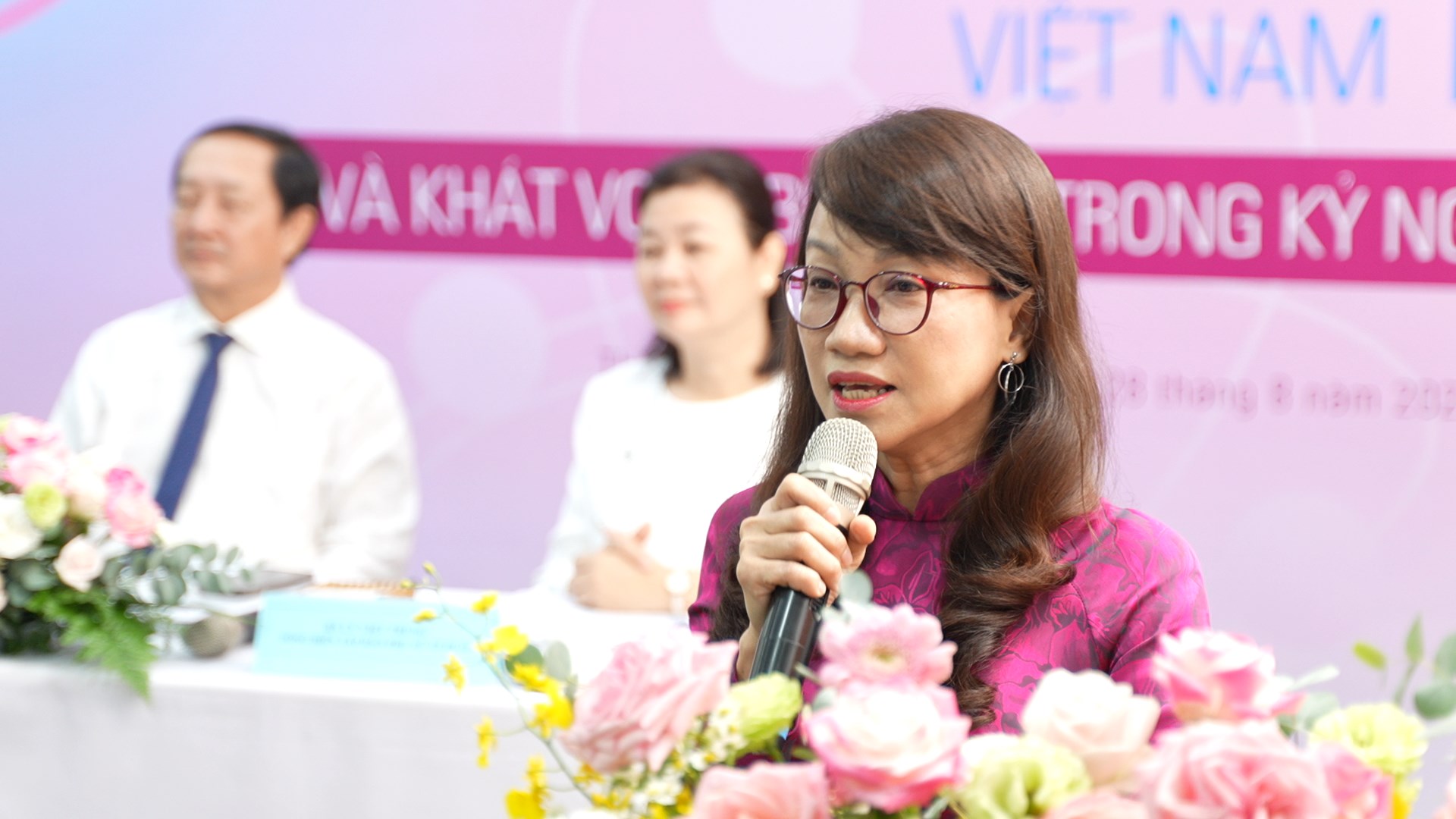 Giáo sư, tiến sĩ Nguyễn Thị Thanh Mai - Phó Giám đốc Đại học Quốc gia TP.HCM trình bày tham luận tại hội thảo