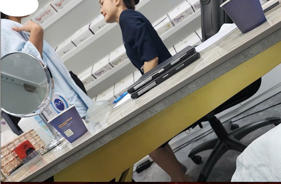 Nhân viên Phòng khám chuyên khoa Phẫu thuật thẩm mỹ SaigonStart đang thăm khám và chỉ định dịch vụ nâng ngực cho khách hàng. Ảnh cắt từ clip