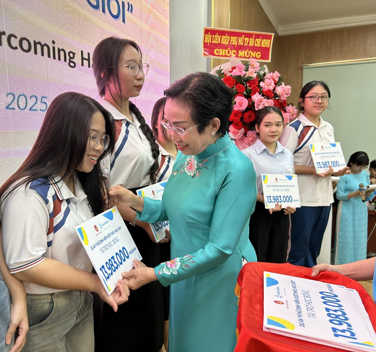 PGS.TS Trương Thị Hiền, Chủ tịch Hội Nữ trí thức TP.HCM trao học bỗng cho các em sinh viên vượt khó học giỏi. Ảnh: Cẩm Viên.