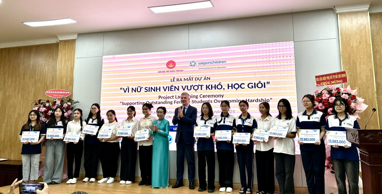 Hơn 160 suất học bỗng được trao cho các em sinh viên. Ảnh: Cẩm Viên.