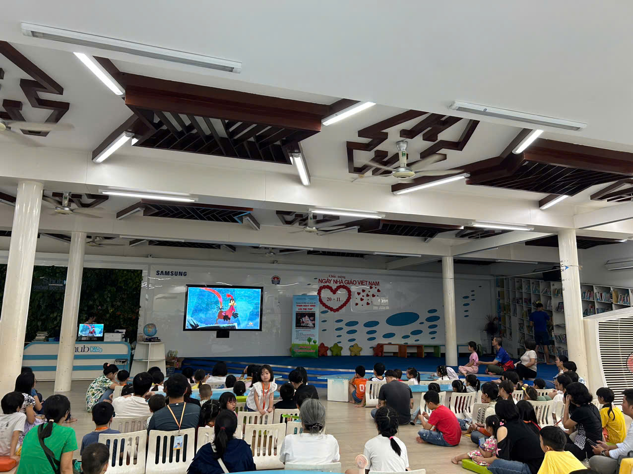 Hơn 100 em thiếu nhi và phụ huynh tham dự chương trình. Ảnh: Cẩm Viên. 