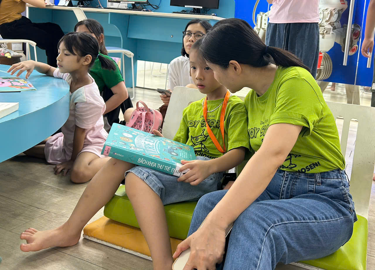 Hoạt động thu hút khá đông em thiếu nhi và phụ huynh tham dự. Ảnh: Cẩm viên. 