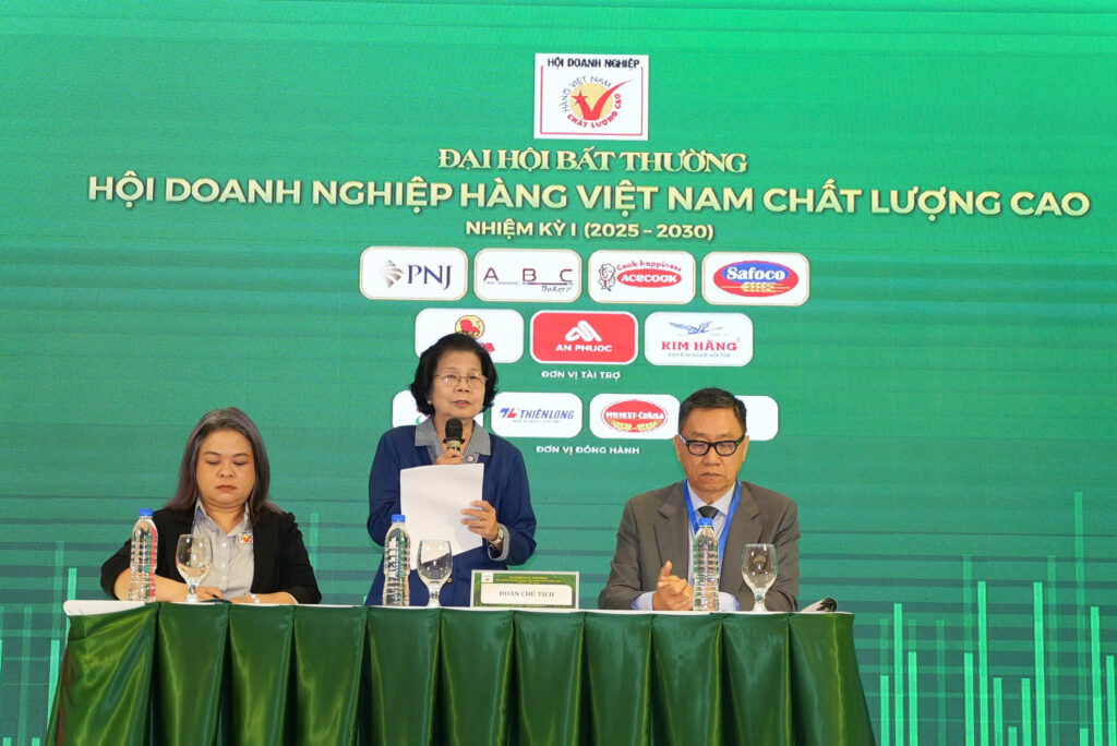 Bà Vũ Kim Hạnh, Chủ tịch Hiệp hội DN HVNCLC TP.HCM phát biểu tại đại hội.