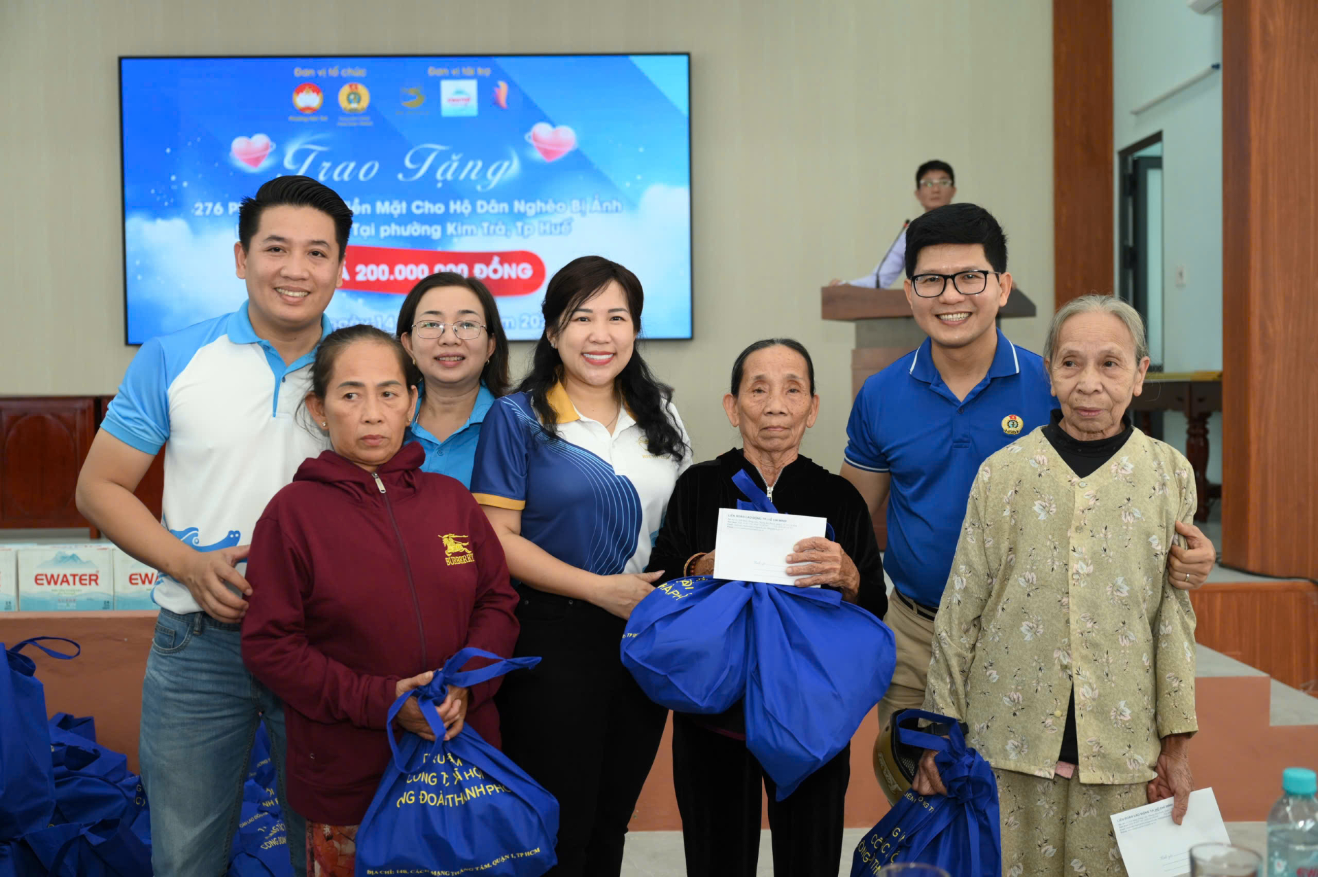 Hàng trăm hộ gia đình vùng lũ nhận chia sẻ từ mạnh thường quân sau cơn đại hồng thủy