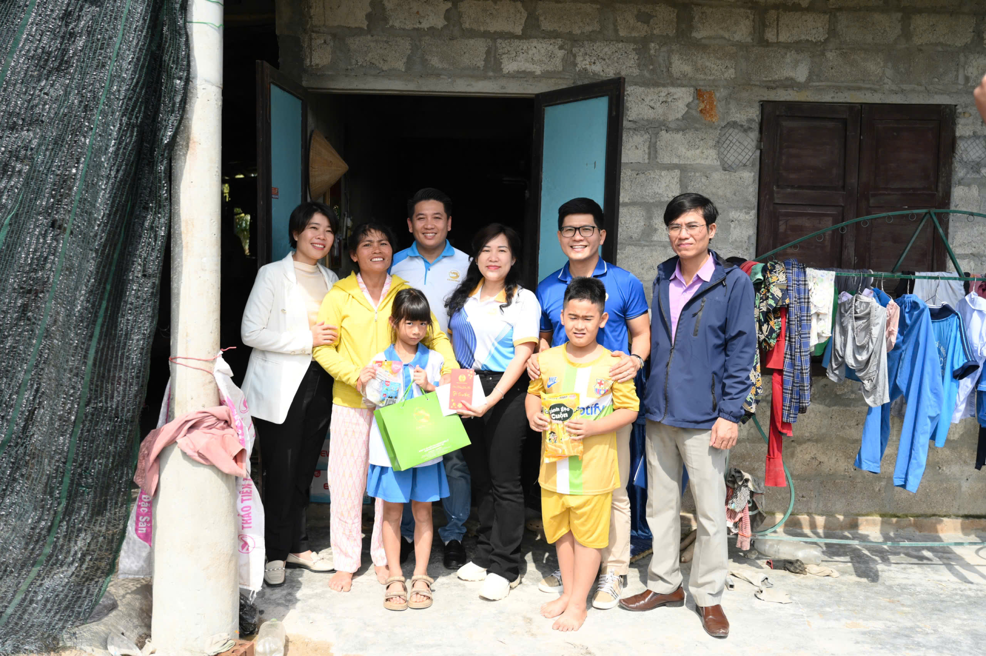 Mạnh thường quân trao quà cho bà con vùng lũ.