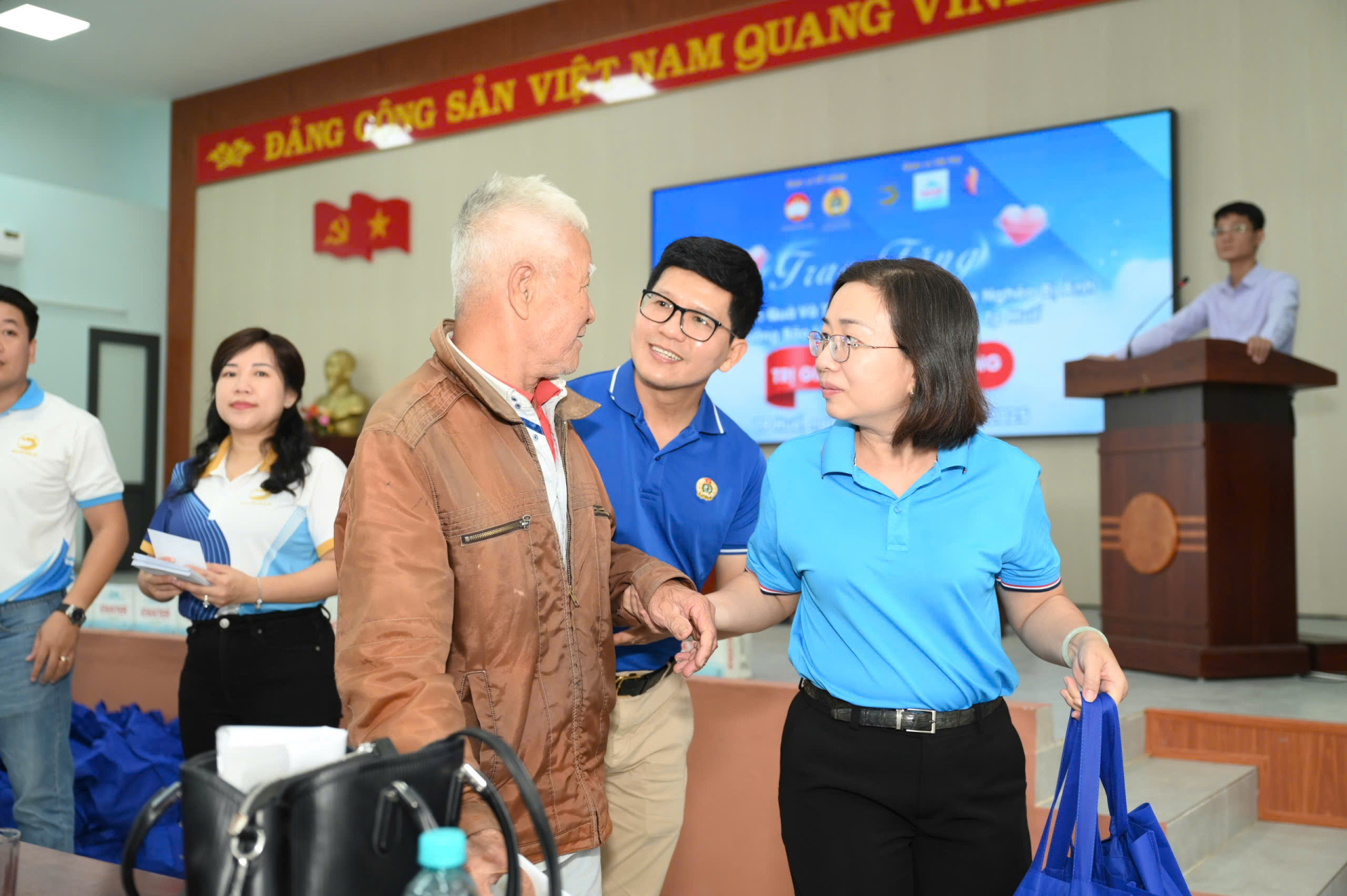 Nhiều hộ dân đã được tặng quà và tiền để vượt qua khó khăn.