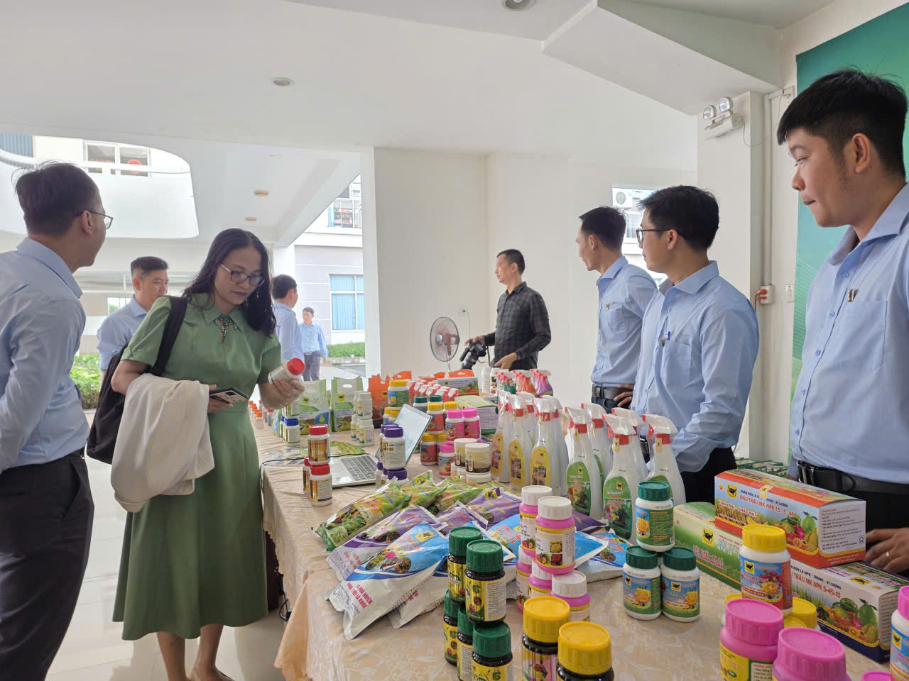 Những sản phẩm trưng bày tại hội thảo. 